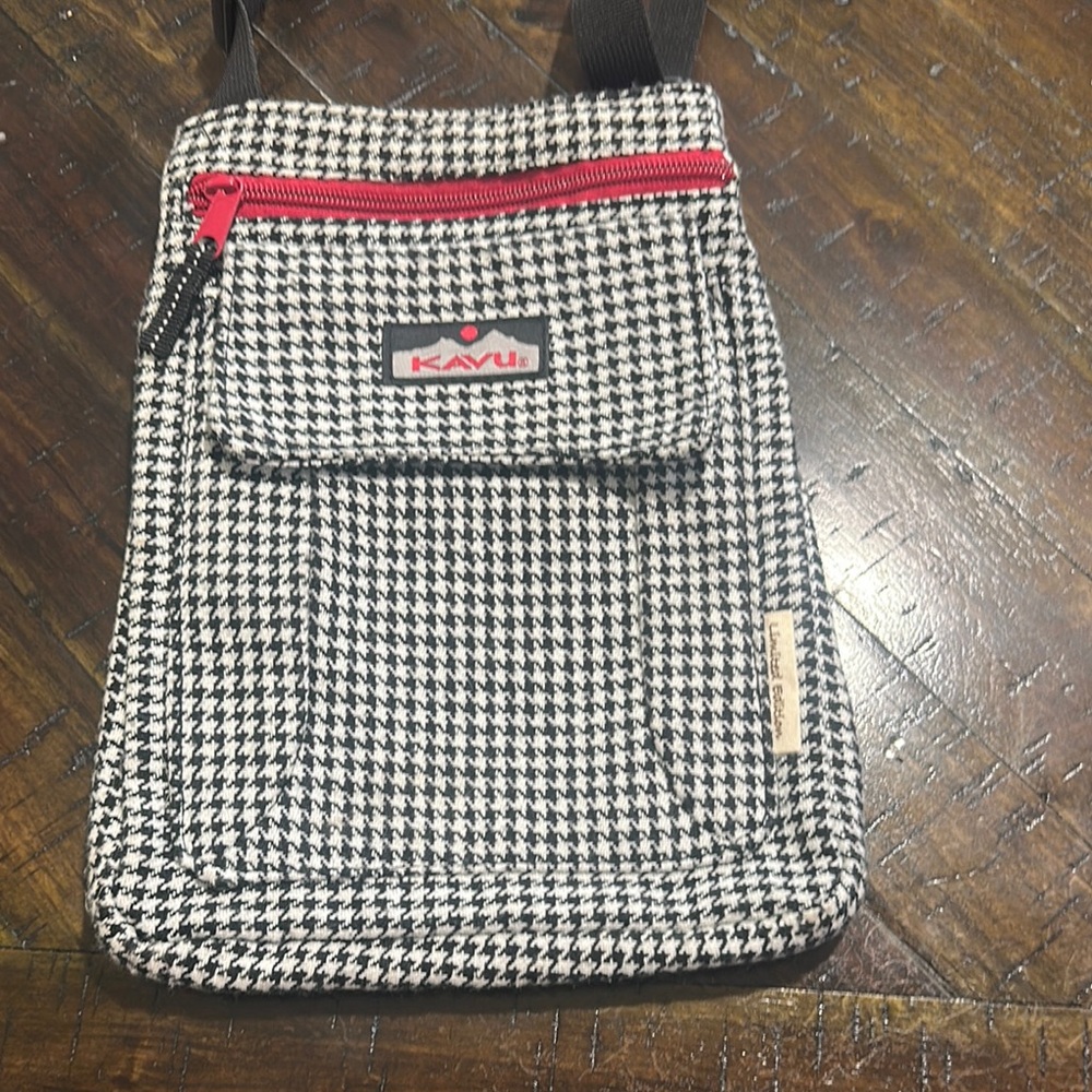 Unisex Kavu Black and White Messenger Bag with Timeless Style